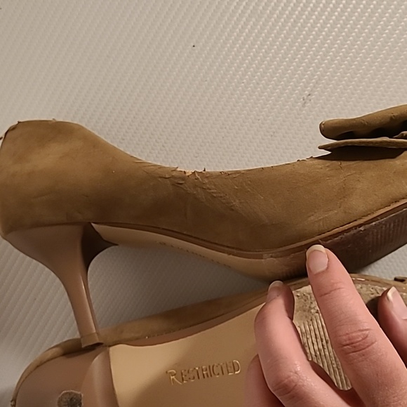 Restricted Used women's 2" tan suede heels with cute bow detail pointy toe - Picture 6 of 8